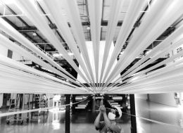 近日，由江蘇連云港中復(fù)神鷹碳纖維有限公司自主研發(fā)的千噸級(jí)高強(qiáng)型、高強(qiáng)中模型干噴濕紡高性能碳纖維關(guān)鍵技術(shù)及產(chǎn)業(yè)化項(xiàng)目通過(guò)中國(guó)工程院專家鑒定，這標(biāo)志著干噴濕紡技術(shù)在我國(guó)獲得重大突破，將大幅提升國(guó)產(chǎn)高性能碳纖維的競(jìng)爭(zhēng)力和附加值。圖為7月8日，工人在該公司碳纖維生產(chǎn)線上工作。